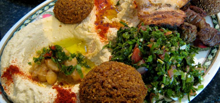 Vive la tabboulé libanaise de même que le Fattouche, le hommos et le falafel arabe, en aucun cas ibri aw khaligi